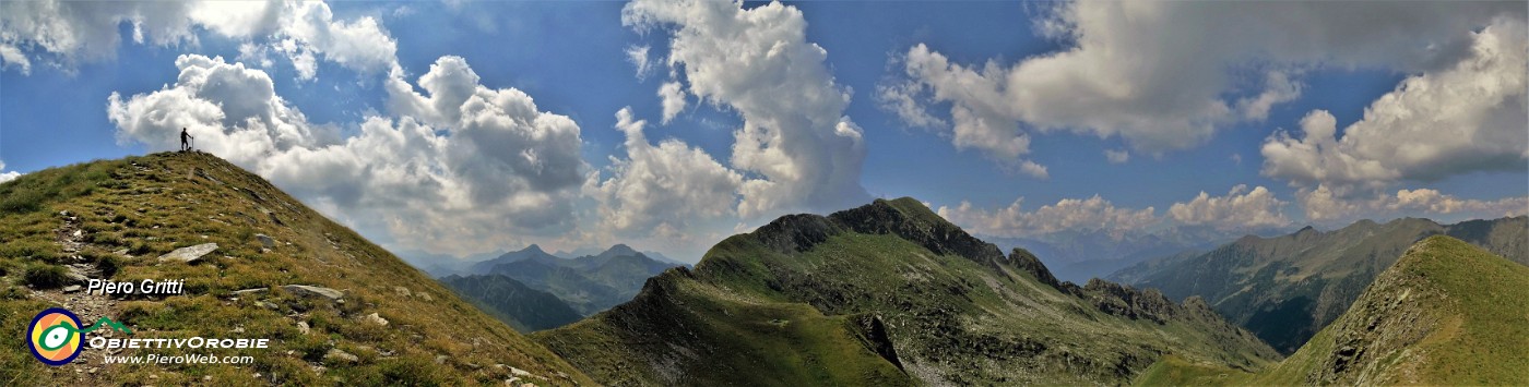 55 Da Cima di Lemma (2348 m)  il Pizzo Scala (2427 m)  e verso le Alpi .jpg